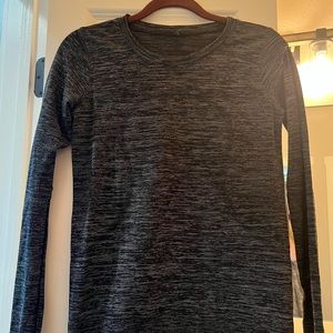 Women Lululemon long sleeve size 4